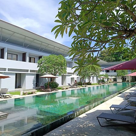ホテル Kuta Living By Kamara エクステリア 写真