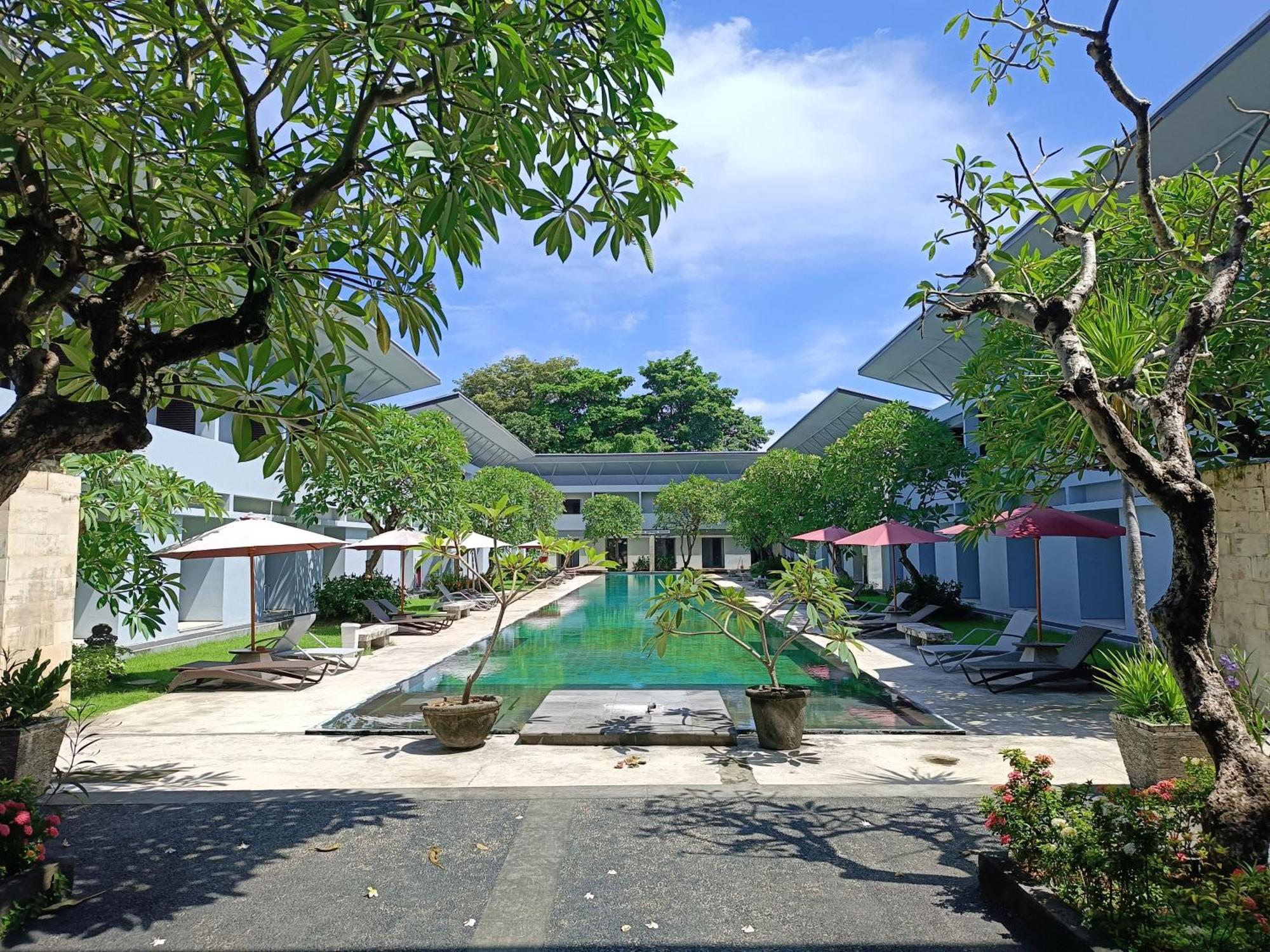 ホテル Kuta Living By Kamara エクステリア 写真