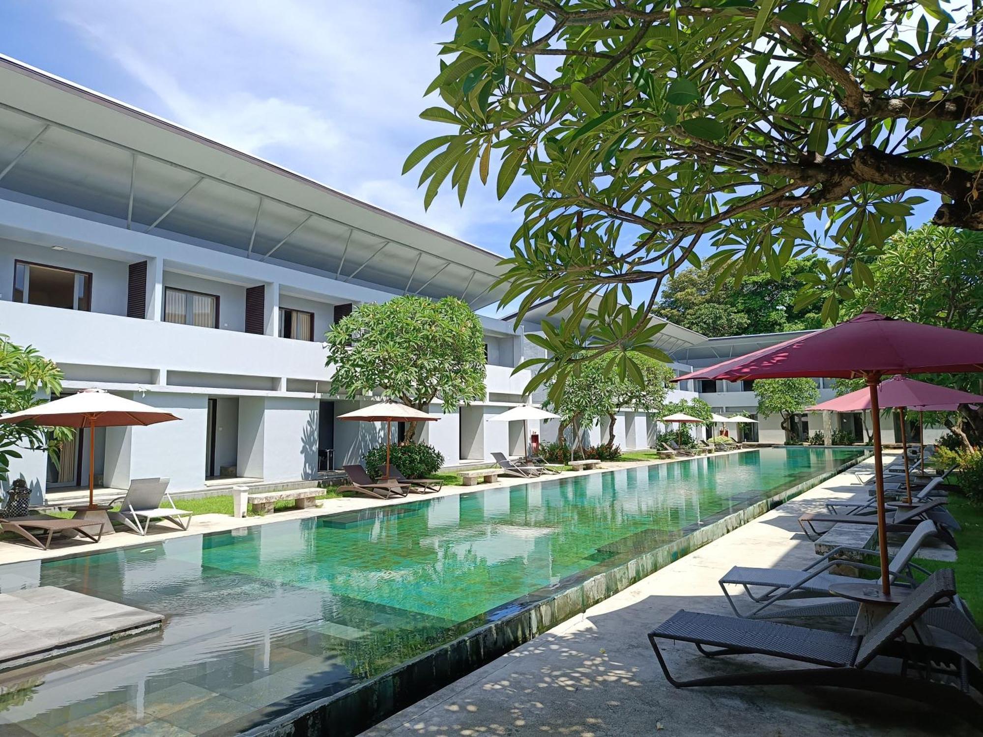 ホテル Kuta Living By Kamara エクステリア 写真